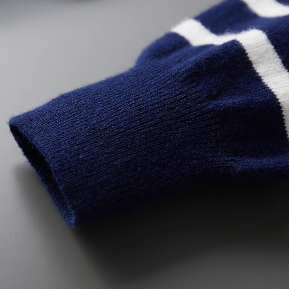 Élégant pull en laine rayé