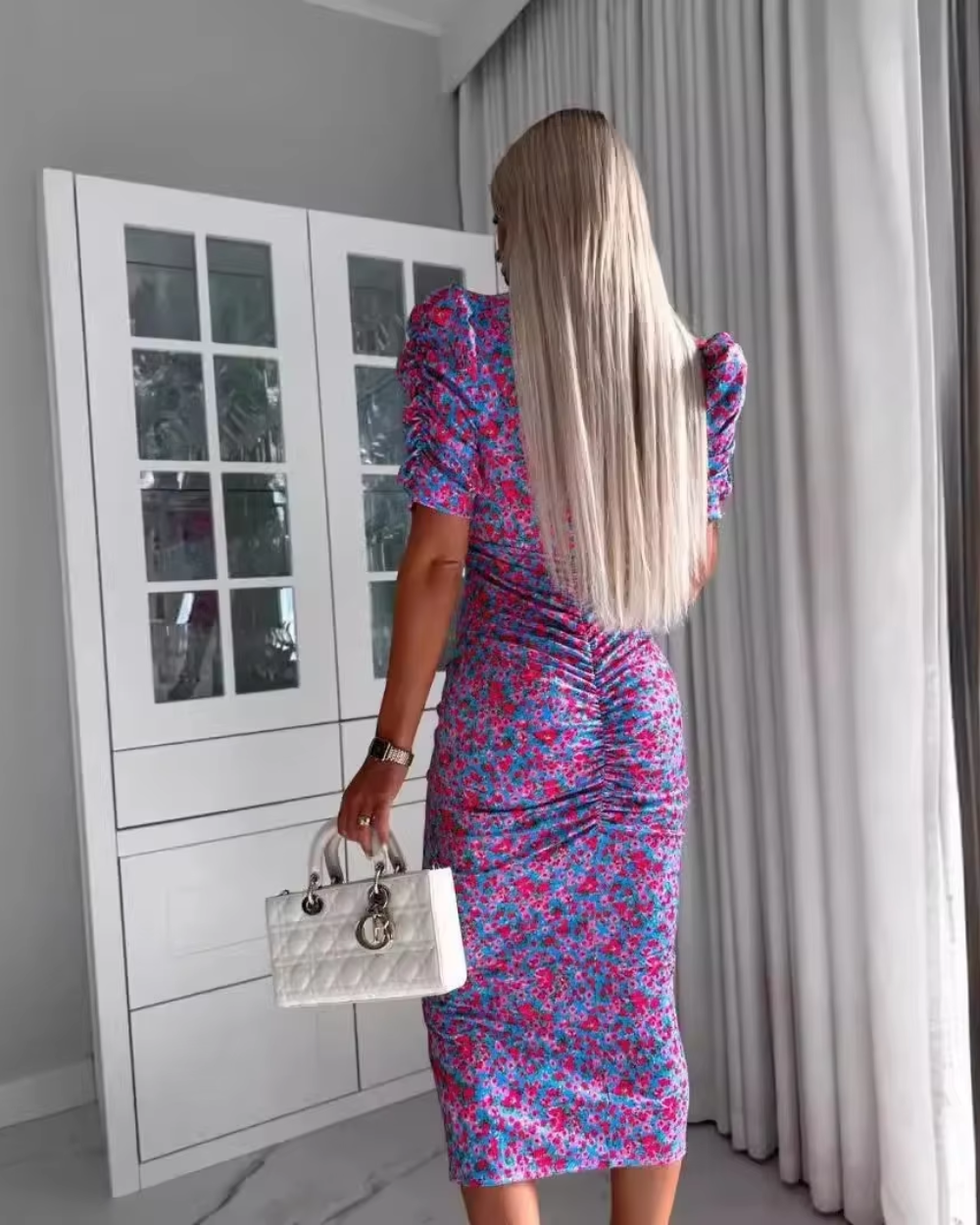 Élégante robe longue à décolleté en V